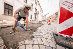 Jihlava opravuje rozbitou dlažbu v Křížové ulici, provoz řídí přechodné značení