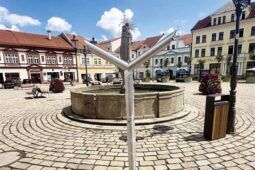 Přináší osvěžení a baví děti. Pelhřimovské náměstí má novou letní atrakci