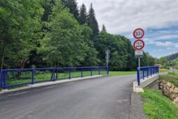 Obyvatelé Červenky se domů dostanou po novém mostě