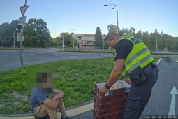 VIDEO: Koblihy z prodejny ukradl bez povšimnutí. Pochutnal si nejen zloděj