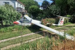 Kluzák se zřítil při přistání, pilotku převzali záchranáři