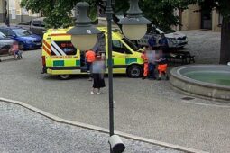 Strážníci poskytli pomoc zraněnému muži na náměstí v Boskovicích během několika minut