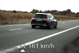 Mercedes uháněl 161 km/h. Policisté řidiči na místě zadrželi řidičský průkaz