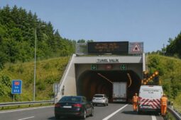Řidiče na D5 čekají komplikace. Tunel Valík se na chvíli uzavře