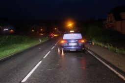 Na silnici ležel opilý cyklista. Auto mu přejelo nohy