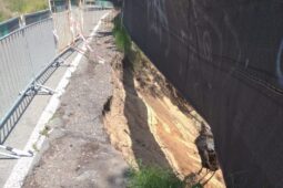 Sesuv půdy odřízl klíčovou ulici v Příbrami. Řidiči přehlíželi zákaz, město nasadilo pevné zábrany