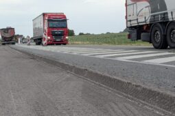 Na obchvatu Moravských Budějovic začala výměna asfaltu. Řidiče čekají dva měsíce omezení