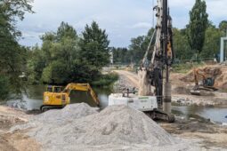 Nový most v Havlíčkově Brodě už dostává pevné základy. Pod zem míří desítky pilot