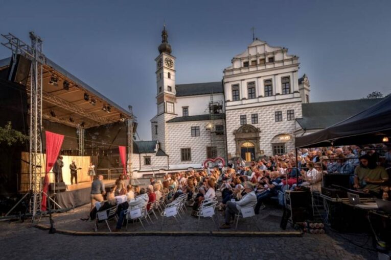 Festival Pernštejnlove začal. Tramtarie rozproudila publikum a dočkala se potlesku ve stoje