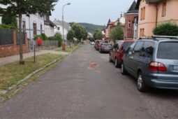 Pomohla zraněné cyklistce a odjela. Policie teď neznámou ženu hledá