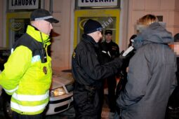 Policisté odhalili na Vsetínsku 22 opilých nezletilých. Jedna dívka měla přes 3 promile