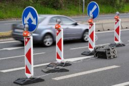 Silničáři hlásí změny. V Zašové uzavřeli vjezd do obce, opravy na D55 končí