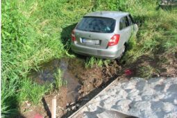 Řidič po nehodě odjel. Druhý skončil s autem v potoce