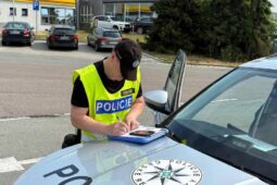 Rychlost, drogy i hledaný muž. Velká policejní akce přinesla desítky odhalení