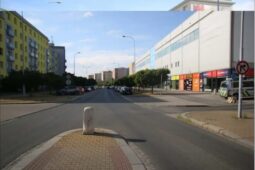 Motorkářka spadla u výjezdu z garáží. Policie hledá řidiče bílé Octavie i svědky nehody