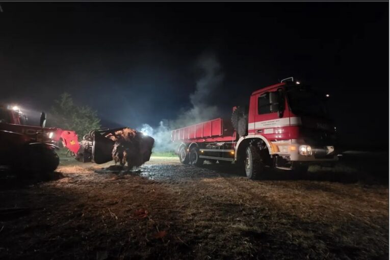 FOTO: Hasiči bojují s požárem seníku už druhý den. Na pomoc musela dorazit i těžká technika