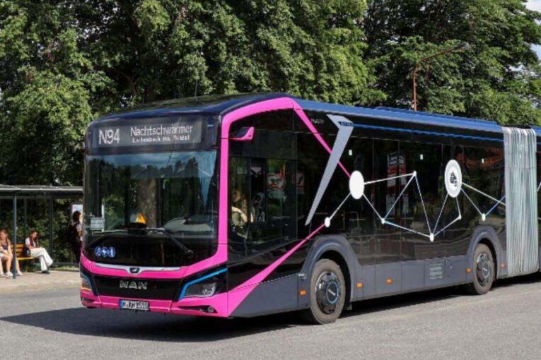 Velký test ekologické dopravy. Elektrobus najel ve Středočeském kraji téměř tisíc kilometrů