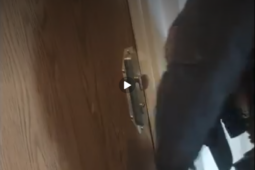 VIDEO: Měl zákaznici vyměnit dveře. Nereagovala. Zavolal policii a seniorce tak zachránil život