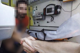Muž chtěl skočit pod vlak. Díky rychlé reakci příbuzné přišla pomoc včas