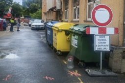 Špatně zaparkované auto přivedlo strážníky k hledanému muži