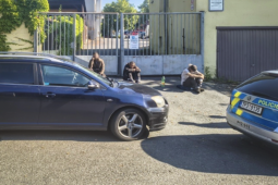 Ležel pod cizím autem s flexou. Během pár minut se z jednoho podezřelého stali tři