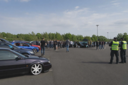 Tuningový sraz v Chotíkově přinesl problémy. Policisté řešili desítky přestupků i zákaz řízení