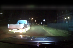VIDEO: Policii nezastavil a začal ujíždět. Z auta mu začaly padat semafory
