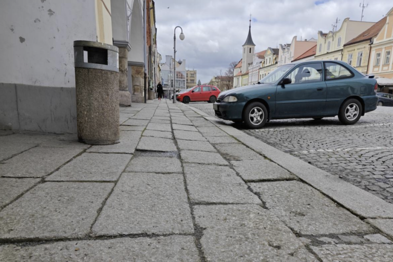 Nerovná dlažba na domažlickém náměstí se dočká opravy. Město získalo milionovou dotaci