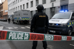 Falešná bomba zaměstnala policisty. Pyrotechnici prohledali kancelářskou budovu v Plzni