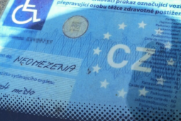 Na místě pro invalidy neměl co dělat. Policie odhalila muže s falešnou kartou!
