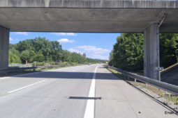 Házel na dálnici kameny a kusy betonu. Neviděli jste ho?