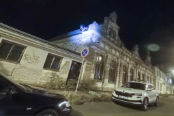 Neloupal perníček, ale měď. Muž lezl po střeše služebny městské policie
