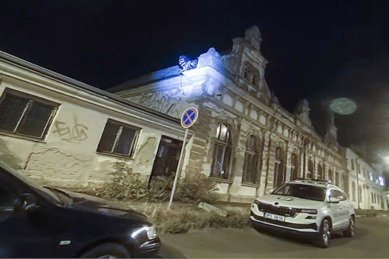 Neloupal perníček, ale měď. Muž lezl po střeše služebny městské policie