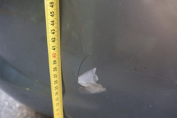 Někdo naboural Peugeot v Domažlicích a ujel. Policie hledá svědky