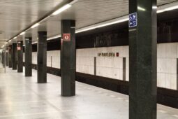 Metro C čeká týdenní výluka. Mezi Holešovicemi a Pražským povstáním nahradí vlaky autobusy