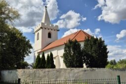 Nad obcí Stolany září nová kostelní věž s cimbuřím