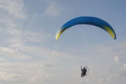 Tragédie u Červeného Hrádku. Mladý muž se zřítil s paraglidem, svým zraněním podlehl