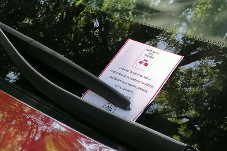 Auto není trezor. Policie varuje před častou chybou řidičů