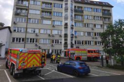 Hustý dým, hrozba výbuchu baterie a desítky zasahujících. Neratovice prověřily připravenost složek IZS