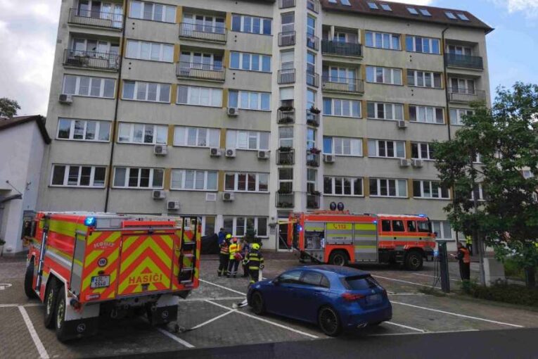 Hustý dým, hrozba výbuchu baterie a desítky zasahujících. Neratovice prověřily připravenost složek IZS