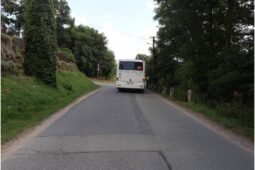 Viděli jste pád ženy v autobuse? Hledají se svědci nehody