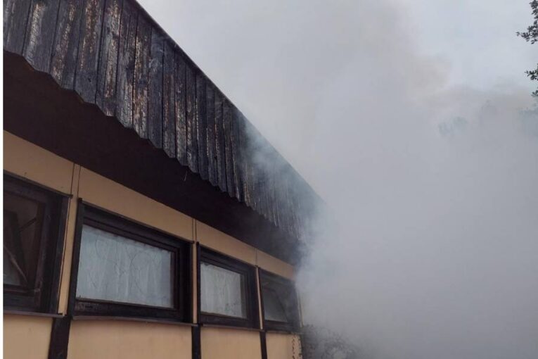 Kemp Buňkov zachvátil požár. Hořely karavany i ubytovna