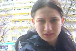Poznáváte ženu z fotografii? Policie žádá veřejnost o pomoc