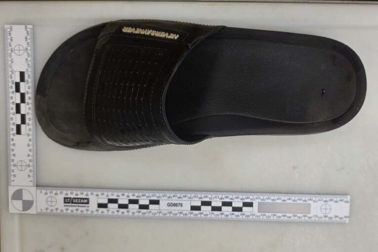 Tělo neznámého muže leželo u železniční trati. Policie hledá jeho totožnost