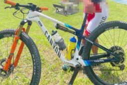 Zloději řádili v kempech u Máchova jezera. Zmizelo kolo za 100 tisíc i batoh s cennostmi