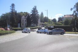 Policie hledá svědky nehody v Turnově. Srazila mě octavie, tvrdí motorkář. Řidič auta to popírá