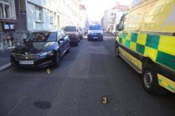 Řidič v České Lípě otevřel dveře auta přímo před cyklistkou. Žena skončila se zraněním v nemocnici