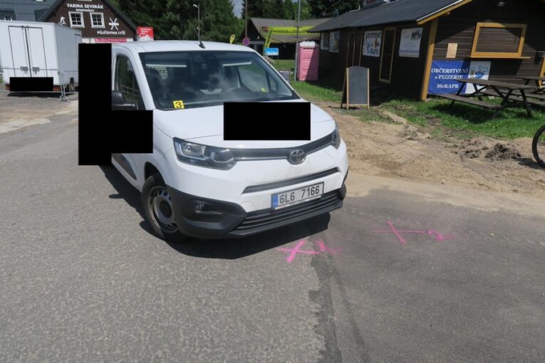 Řidič v Janově nad Nisou nedal přednost cyklistovi. Pro muže letěl vrtulník