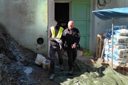 Policisté kontrolovali stavby v kraji. Odhalili nelegální pracovníky i celostátně hledaného muže