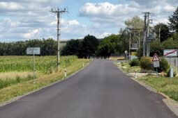 Řidiči se dočkali. Silnice mezi Bánovem a Nezdenicemi je po rekonstrukci